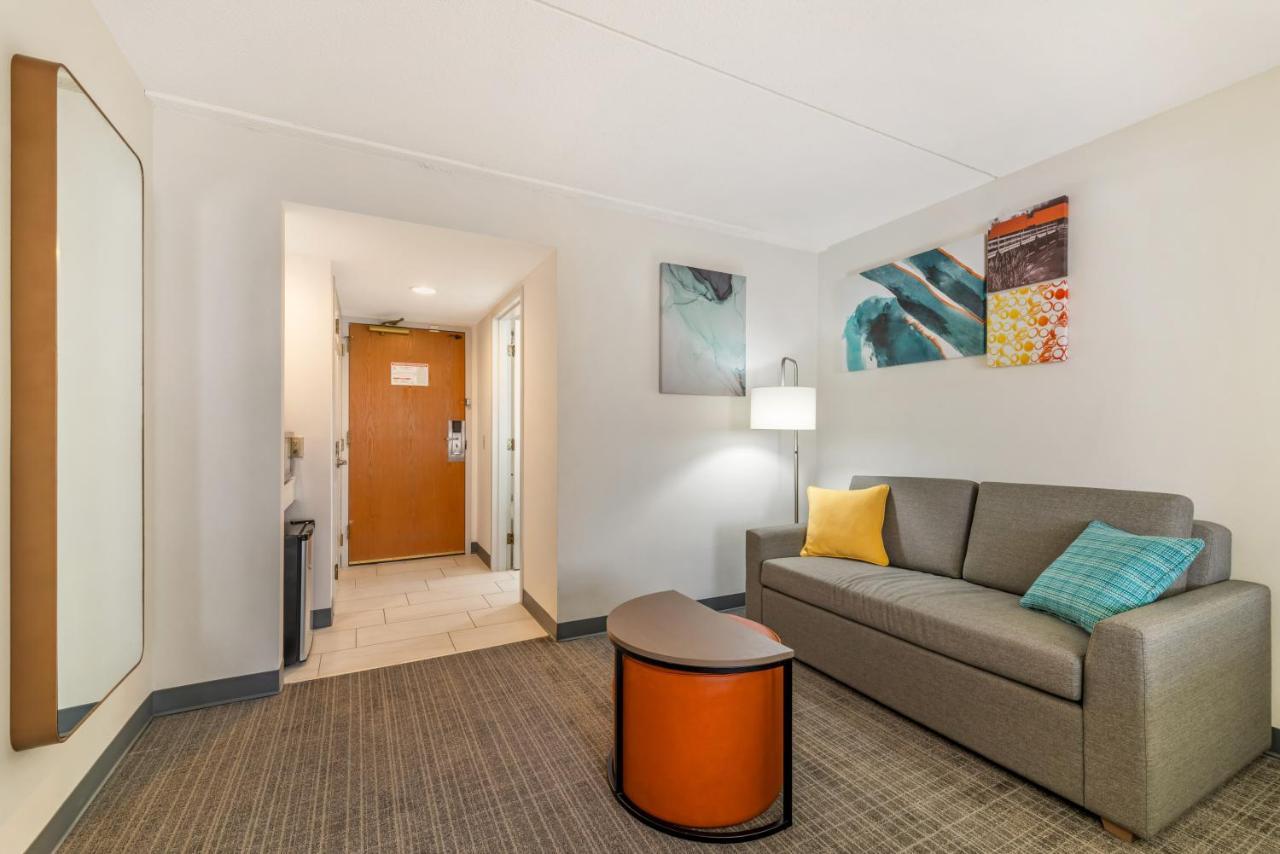 Comfort Inn & Suites Madison East - Monona Экстерьер фото
