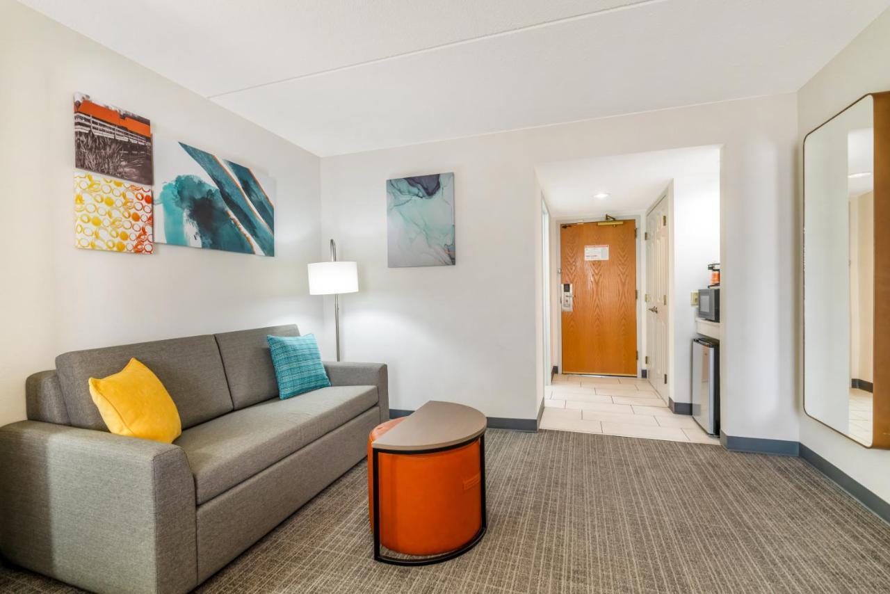 Comfort Inn & Suites Madison East - Monona Экстерьер фото