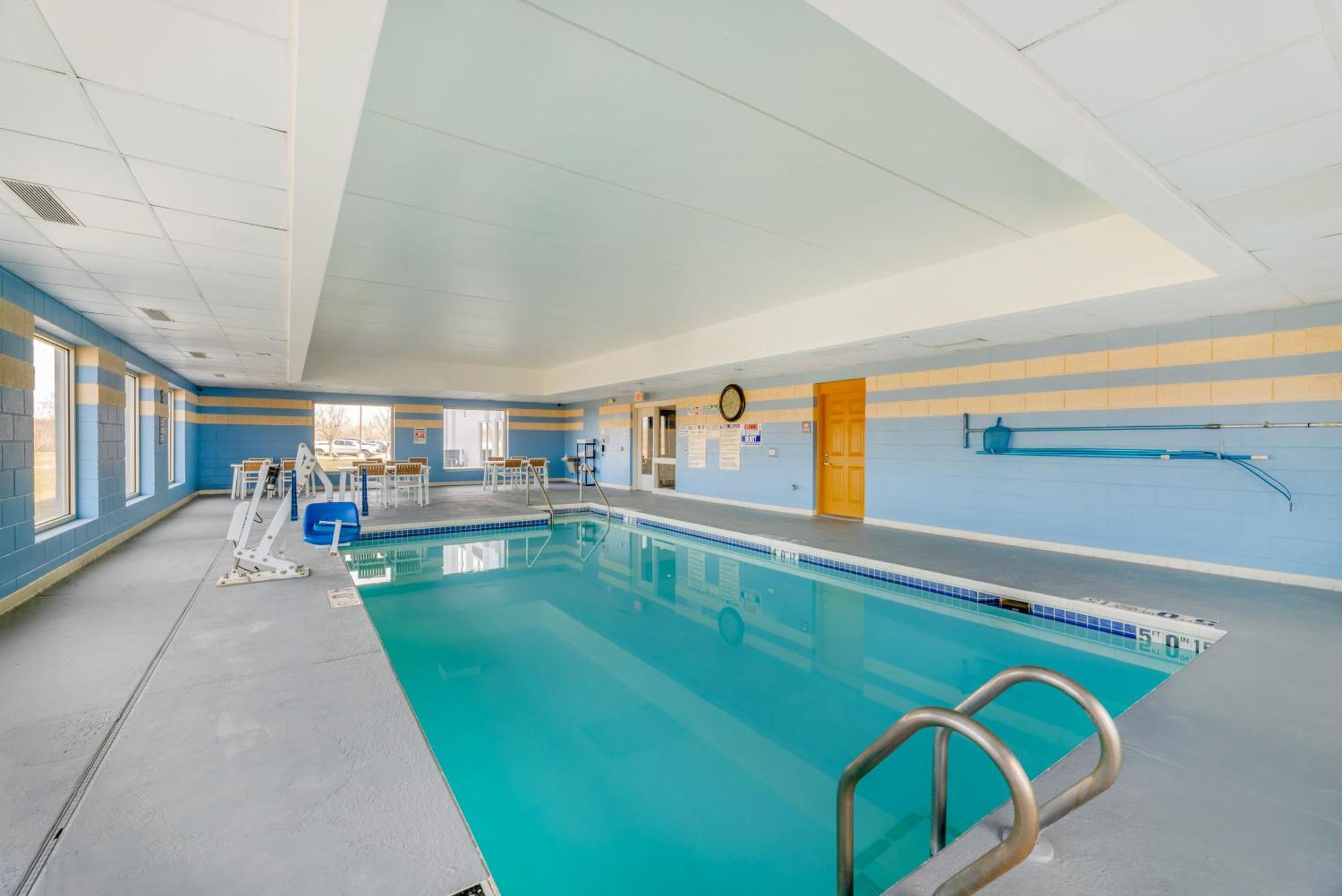 Comfort Inn & Suites Madison East - Monona Экстерьер фото