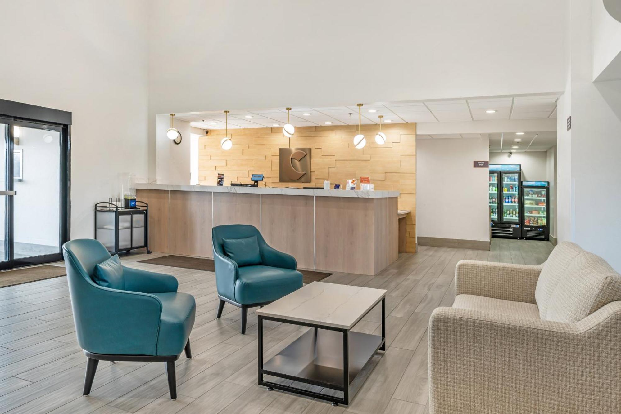 Comfort Inn & Suites Madison East - Monona Экстерьер фото