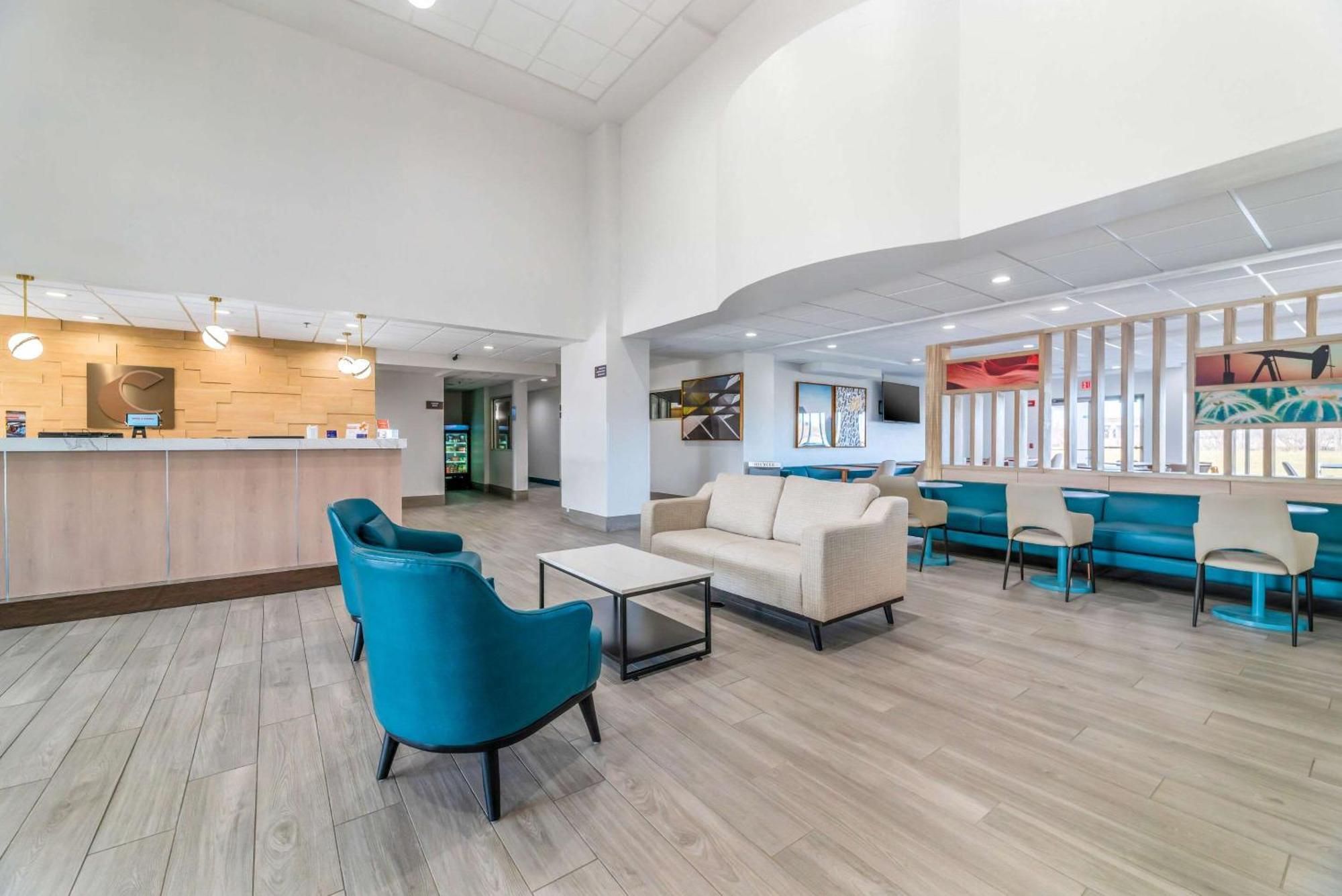 Comfort Inn & Suites Madison East - Monona Экстерьер фото