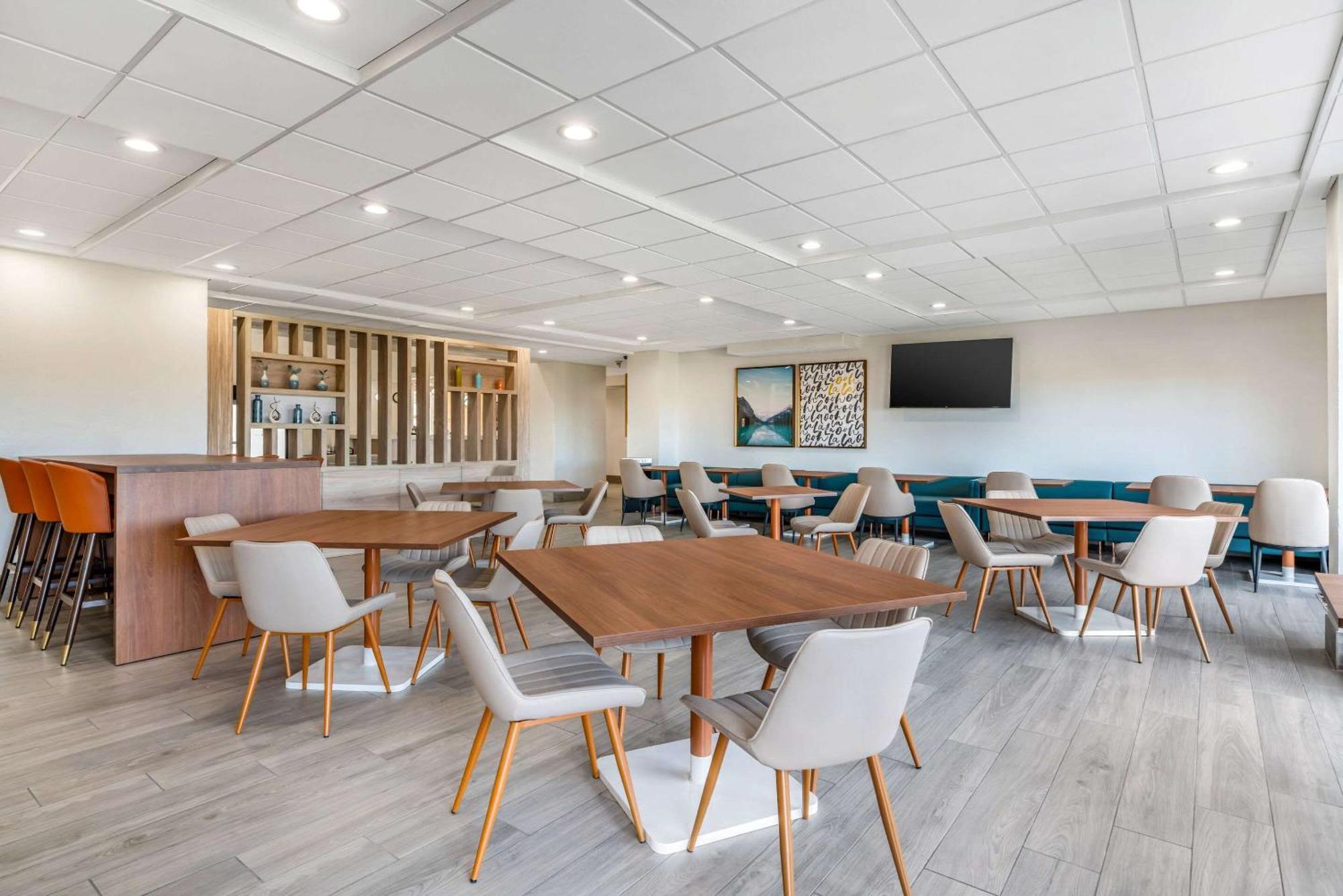 Comfort Inn & Suites Madison East - Monona Экстерьер фото